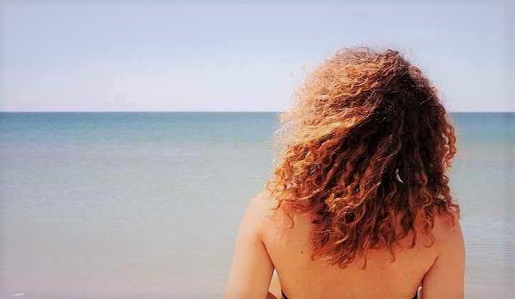 девушка на пляже, девушка с вьющемися волосами