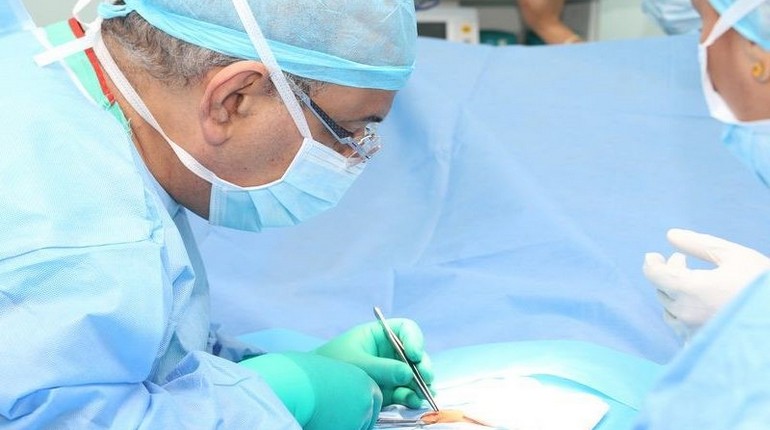 операция, хирург делает операцию