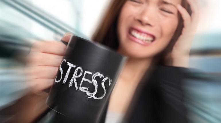 девушка держит чашку, чашка с надписью стресс, у девушки стресс
