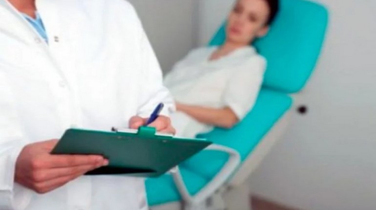 женщина на осмотре у врача, пациентка в кресле для осмотра, консультация врача