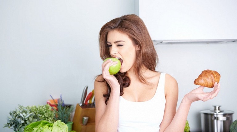 девушка ест яблоко, употребление витаминов