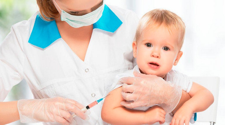 доктор делает прививку ребенку, маленкий ребенок на прививке