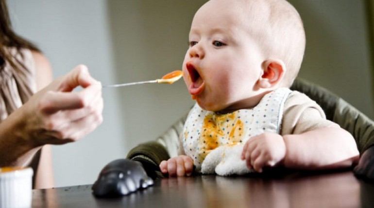 ребенок ест с ложки,, кормление малыша