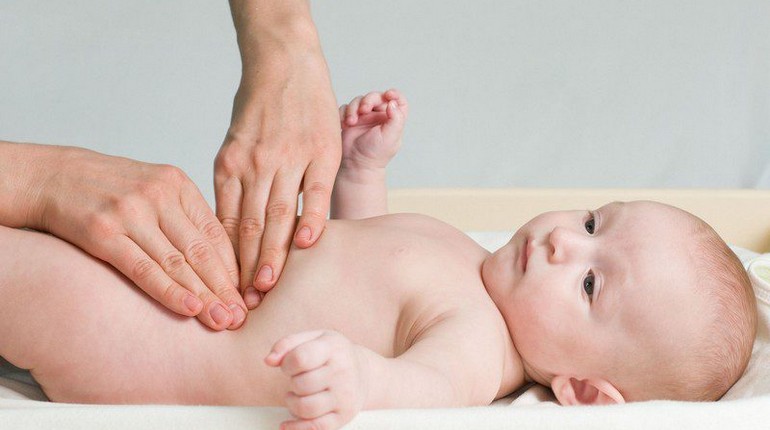 новорожденный ребенок на осмотре у врача, массаж для младенца