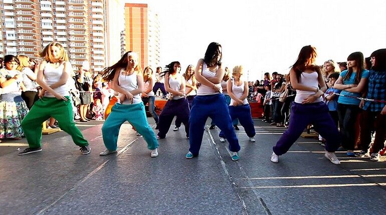 танцы на улице,людди танцуют на улице, групповые танцы