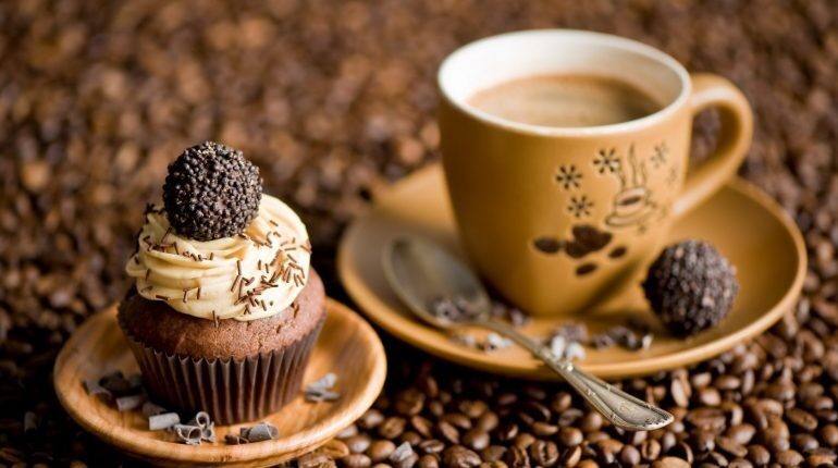 чашечка кофе и пирожное, кофе в чашке и кофейные зерна