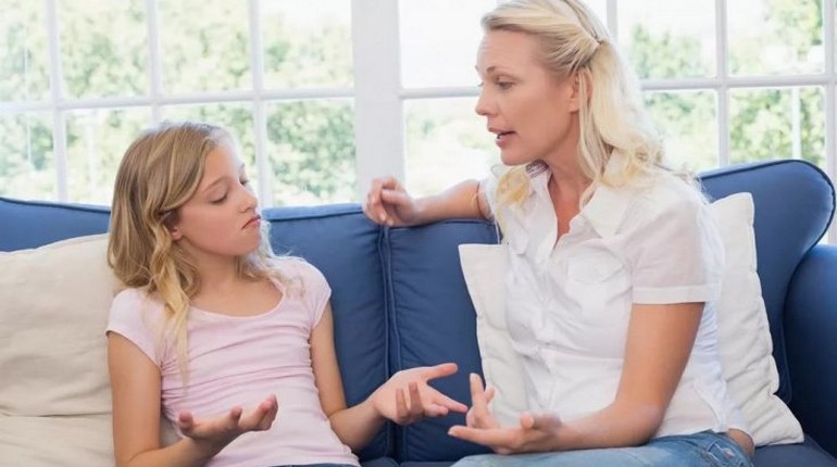 женщина разговаривает с подростком, мама и дочка беседуют