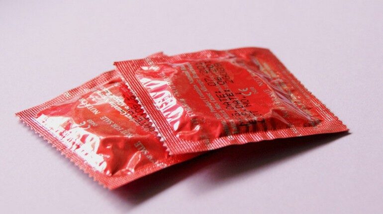 два презерватива, презервативы в красной упаковке