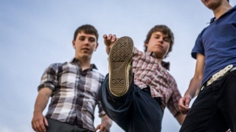 два подростка, изображение ступни, вид снизу