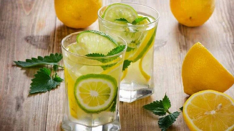 стаканы с водой и лимоном, мохито в стаканах
