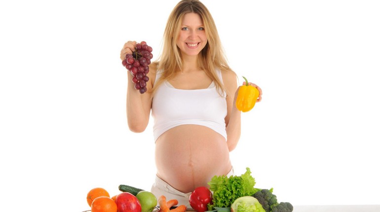 беременная женщина и овощи