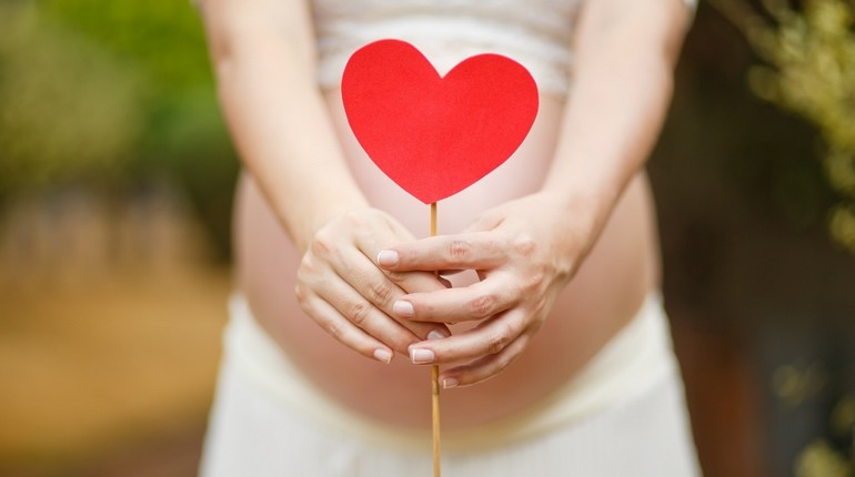 сердечко на фоне живота беременной