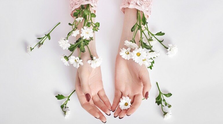 руки с цветами,женсие руки