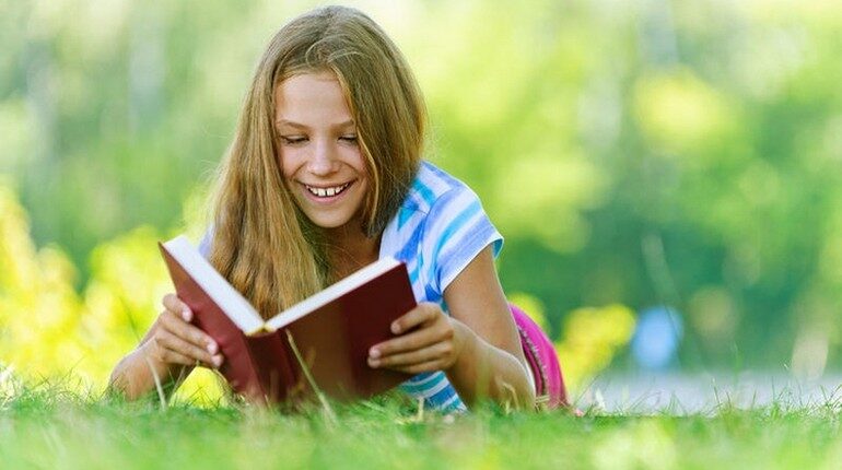 девушка читает, девушка на пикнике