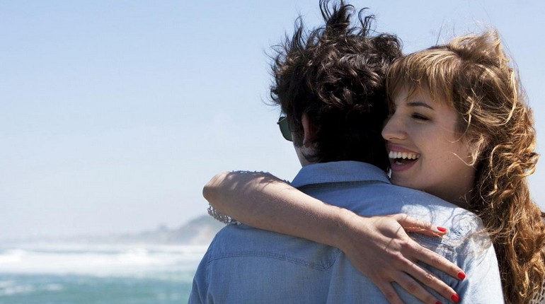 девушка обнимает парня, кадр из фильма любовь живет три года