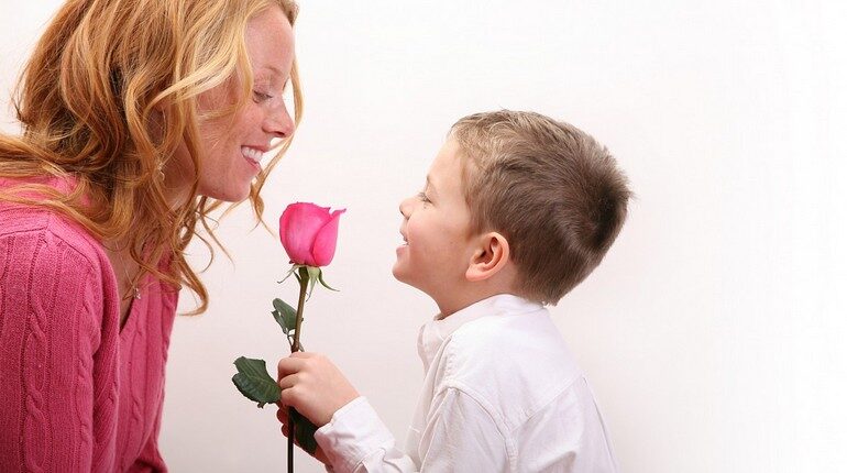 ребенок дарит маме цветок, любящий сын дарит маме розу, счастливая мама с сыном