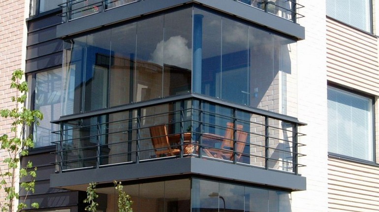 балкон современного дома, остекление балкона