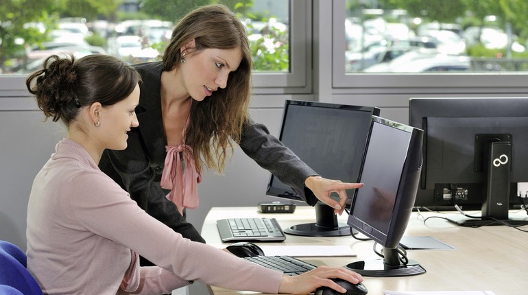девушки на работе, девушки смотрят в компьютер