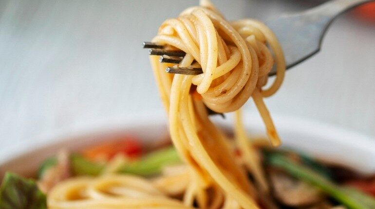 макароны накрученные на вилку, спагети на вилке