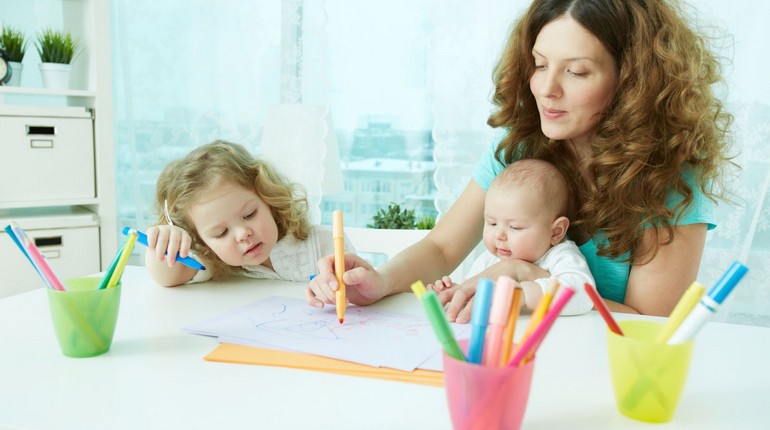 общение с детьми, мама и дети рисуют за столом