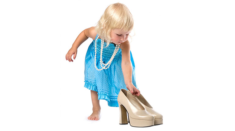 малышка пытается надеть мамины туфли, девочка и лабутены