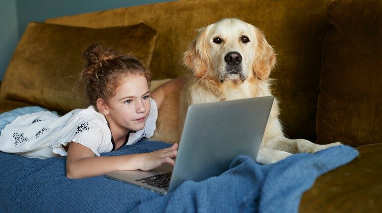 девочка и собака, девочка с ноутбуком и собакой, интересное кино
