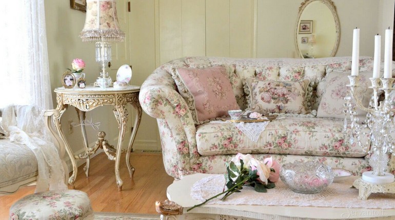 интерьер в розовом свете, диван и туалетный столик в интерьере