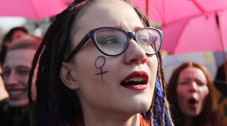 феминистка, девушка в очках, девушка на гей параде