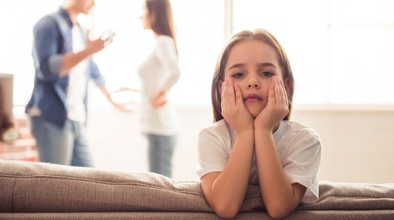 девочка грустит на фоне ссоры родителей, ребенок и ссора родителей, развод в семье