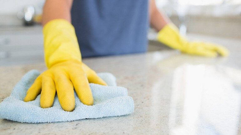 девушка в перчатках делает уборку, уборка дома