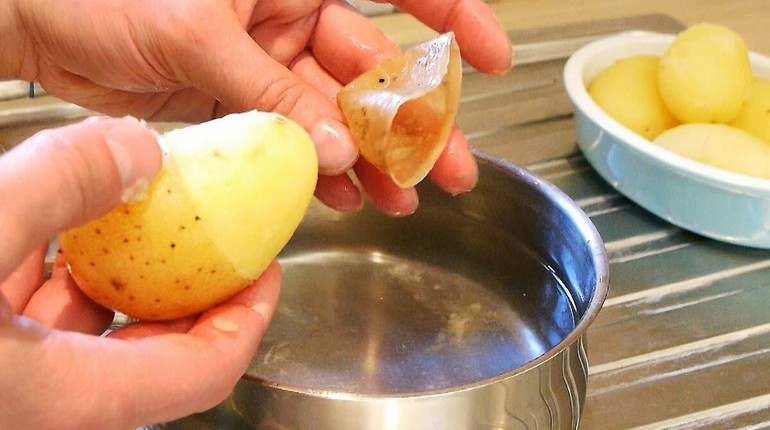 как очистить картошку от мундира, чистим вареную картошку