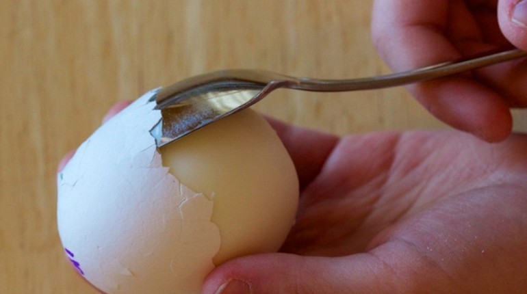 вынуть ложечкой яйцо из скорлупы