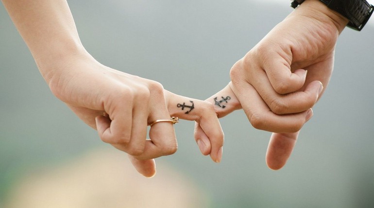 два человека держатся за руки, любовь и дружба, отношения