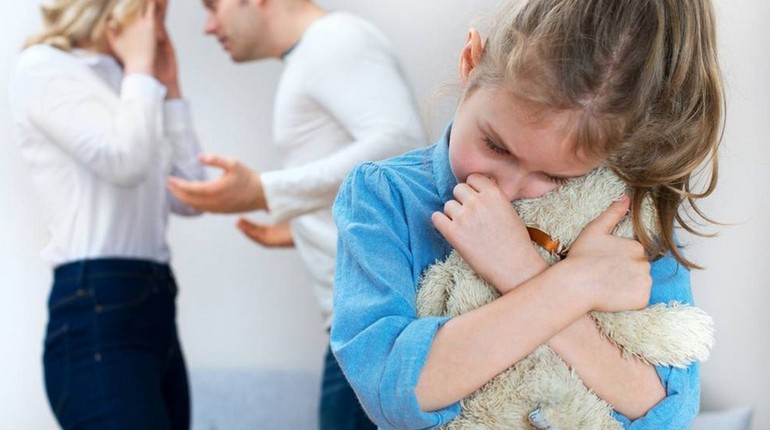 девочка страдает от ссоры родителей, ребенок и развод