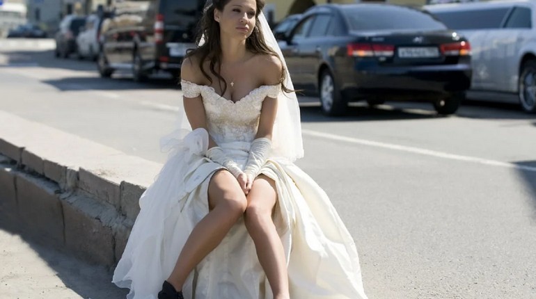 невеста, расстроенная невеста, одинокая девушка в платье невесты
