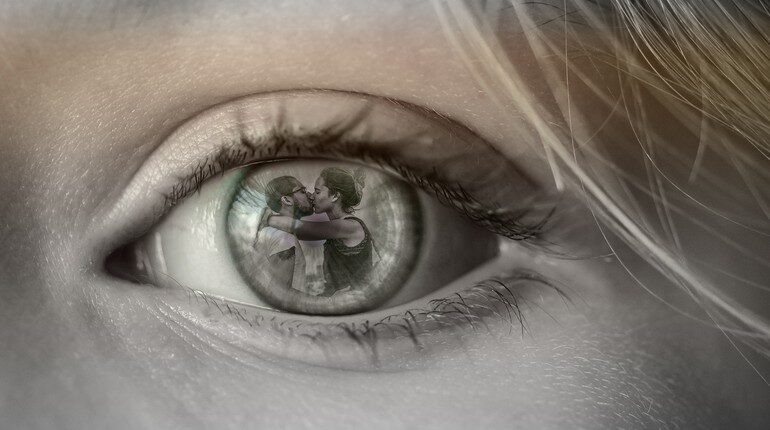 женский глаз, отражение влюбленной парочки в зрачке девушки, измена на глазах у жены