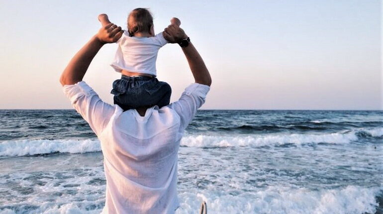грудной ребенок у папы на плечах, грудной ребенок на море, грудничок и папа