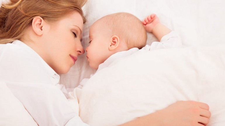 мама спит с новорожденным, ребенок спит с мамой