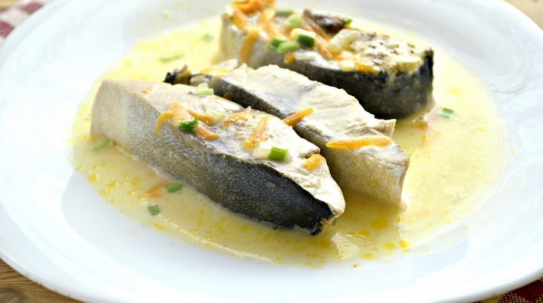 тарелка с рыбой, блюда на праздник, рыба по гречески