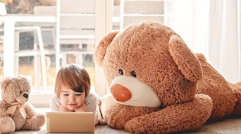 ребенок играет с огромным медведем, мальчик с ноутбуком и игрушечные медведи