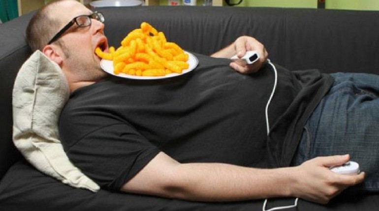 мужчина спит с едой на диване