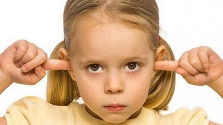 девочка ничего не хочет слушать, ребенок заткнул пальцы ушами