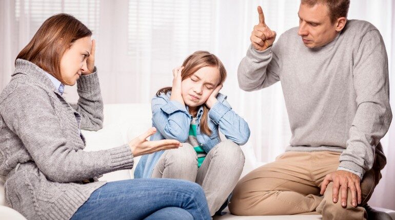 родители ругают своего ребенка, девочка закрыла уши руками