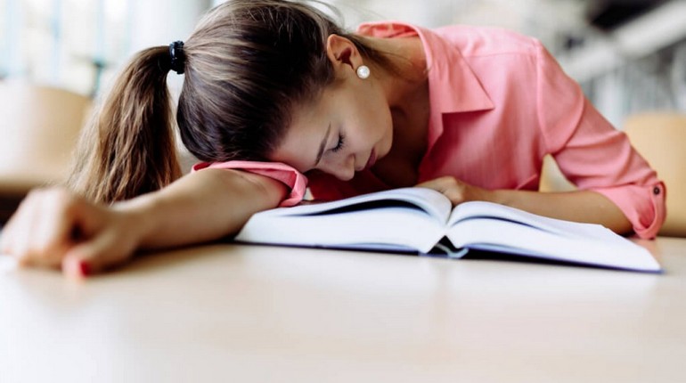 девушка спит на уроке, девушка спит над учебником