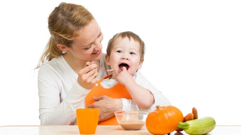 мама кормит малыша пюре из тыквы, прикорм младенца