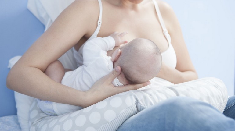 грудное вскармливание, кормление младенца, женщина кормит ребенка грудью