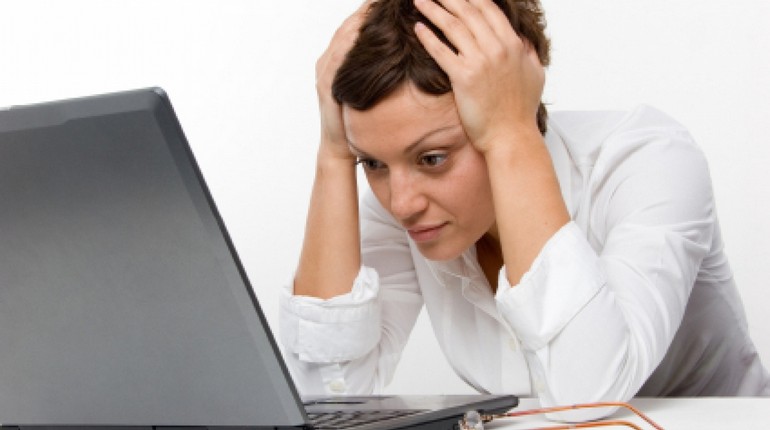 девушка сидит перед монитором обхватив голову руками, девушка смотрит в компьютер