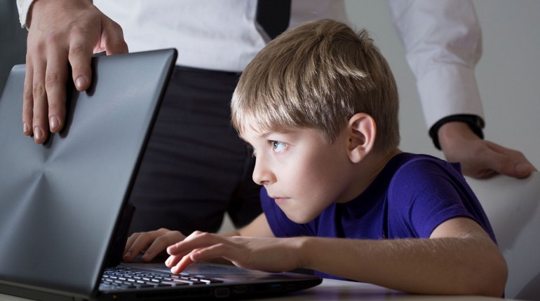 интернетзависимый ребенок, мальчик не может оторваться от компьютера