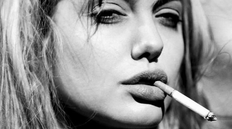 девушка держит во рту сигарету, никотиновая зависимость