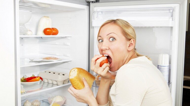 девушка страдает булимией, девушка пожирает продукты из холодильника